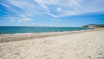 Aan het strand, wit zand