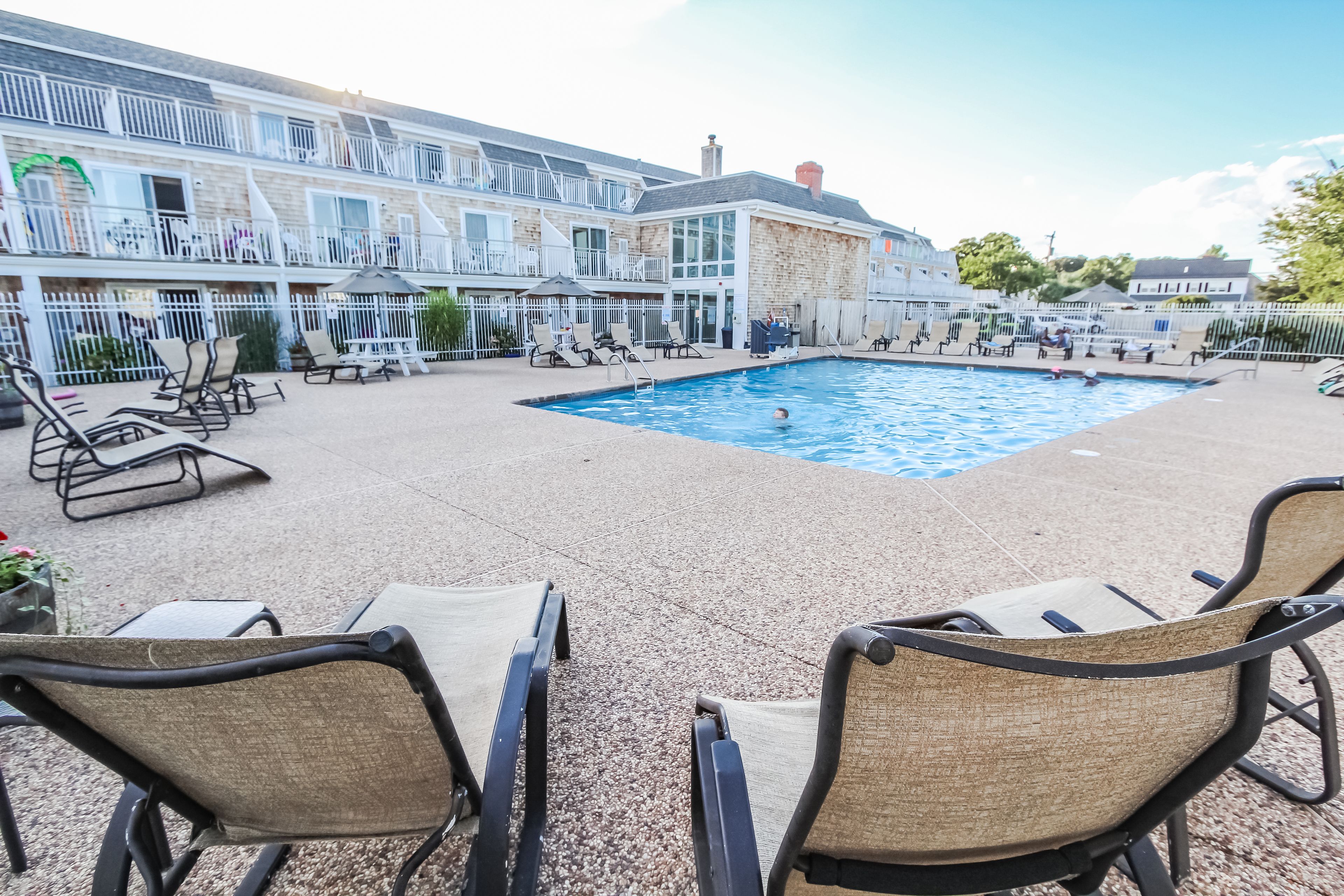 Kolam renang outdoor musiman