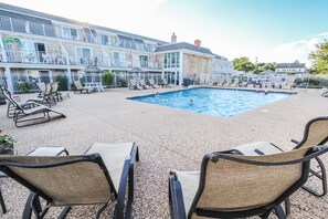 Een seizoensgebonden buitenzwembad