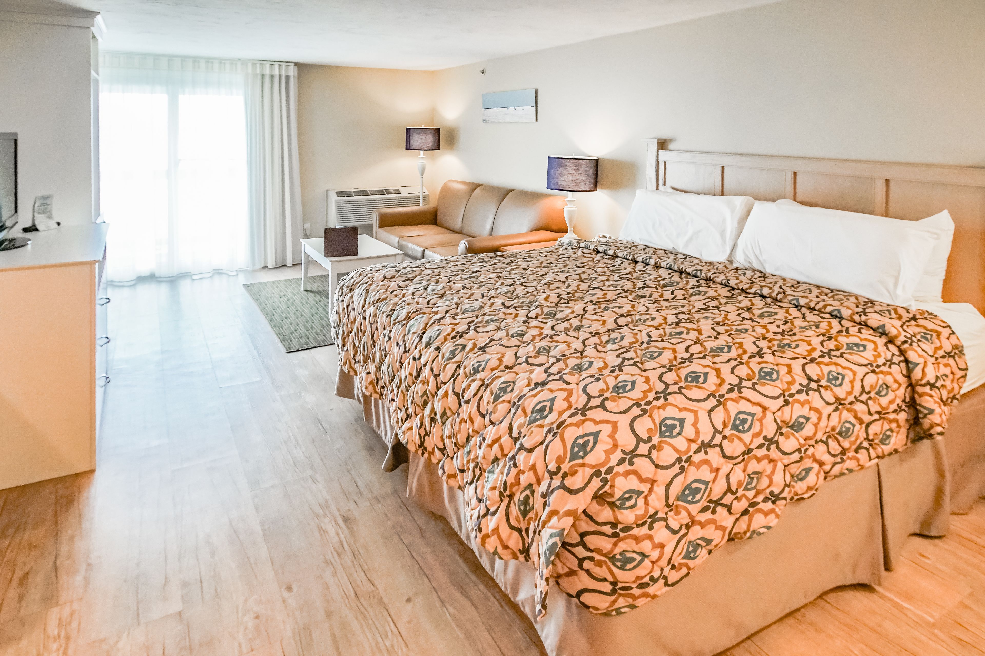 studio, 1 queen bed with sofa bed | iron/ironing board, free wifi, bed sheets