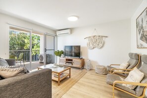 Flat-screen TV, DVD player - Eco Beach Resort (Byron Bay)