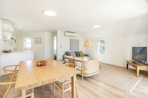 Flat-screen TV, DVD player - Eco Beach Resort (Byron Bay)