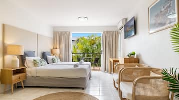 Meja kerja, setrika/meja setrika, dan tempat tidur bayi (biaya tambahan)