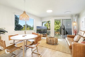 Flat-screen TV, DVD player - Eco Beach Resort (Byron Bay)