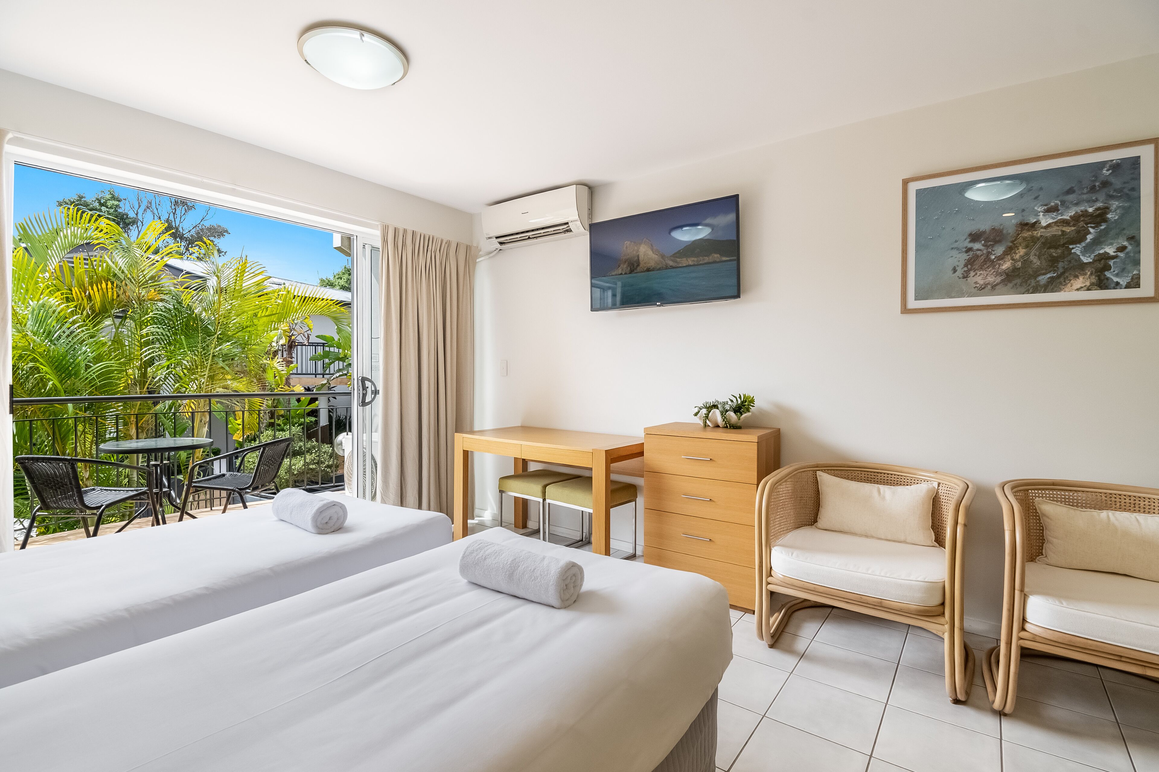 Escritorio, tabla de planchar con plancha, cunas (de pago) y wifi gratis