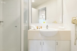 Studio | Salle de bain | Douche, articles de toilette (gratuits), séchoir à cheveux