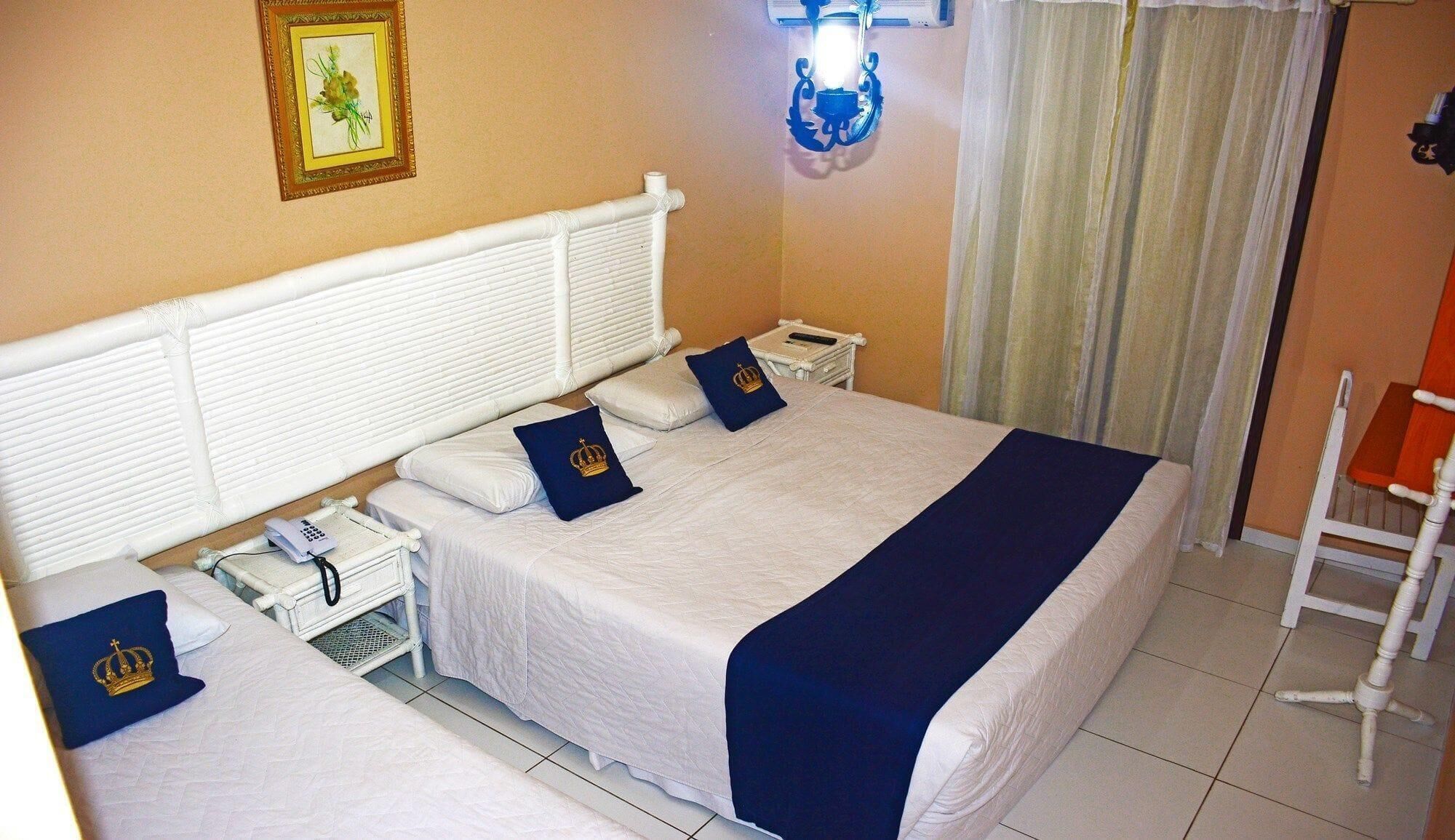 Frigobar, cofres nos quartos, cortinas blackout, Wi-Fi de cortesia