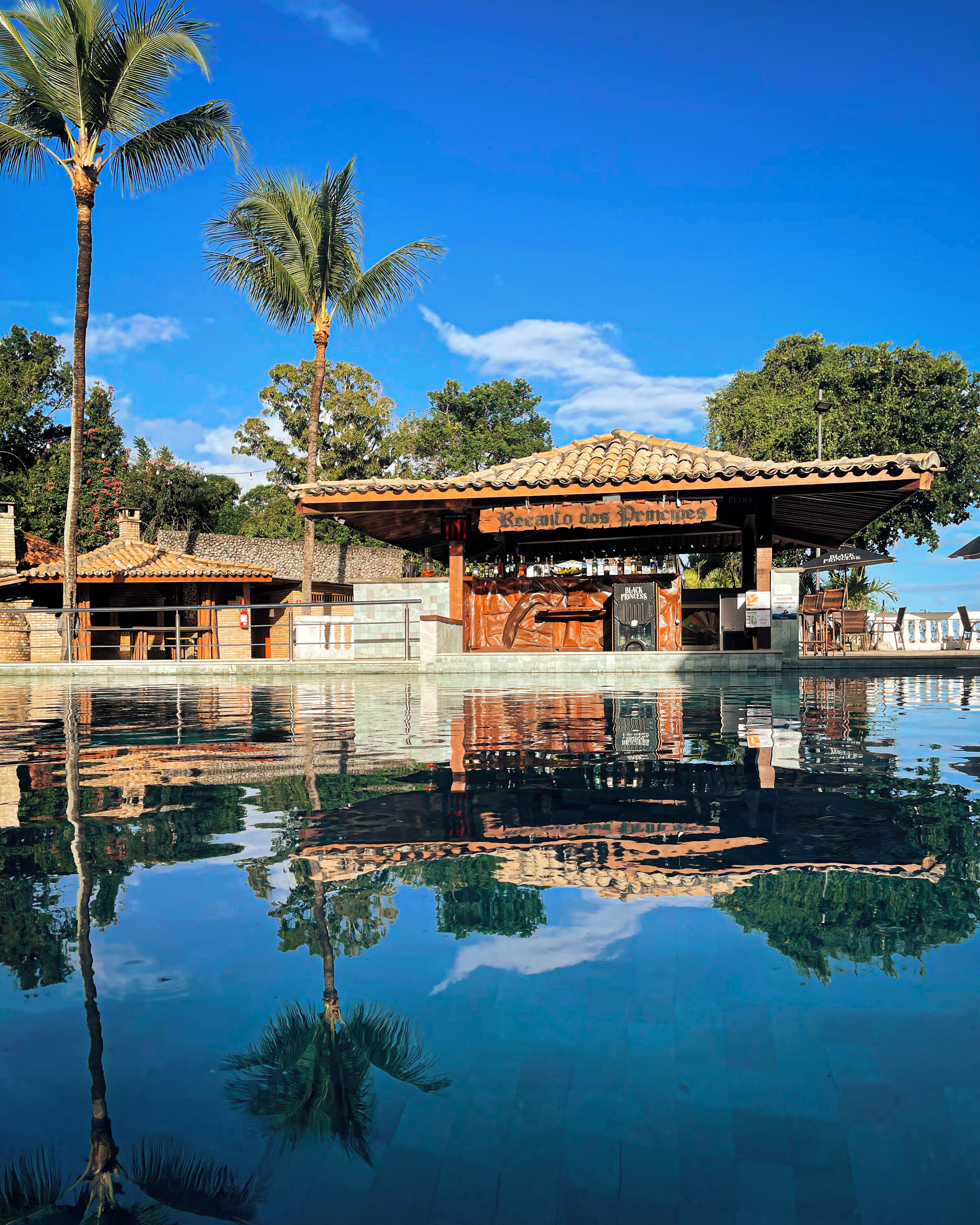 2 座室外游泳池，提供泳池遮陽傘和日光浴躺椅