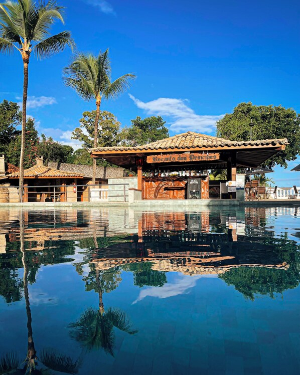 2 outdoor pools, pool umbrellas, sun loungers - Hotel Solar do Imperador (Porto Seguro)