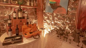 Une table avec des bouteilles de vin, un verre à vin et une boîte de verres à vin.
