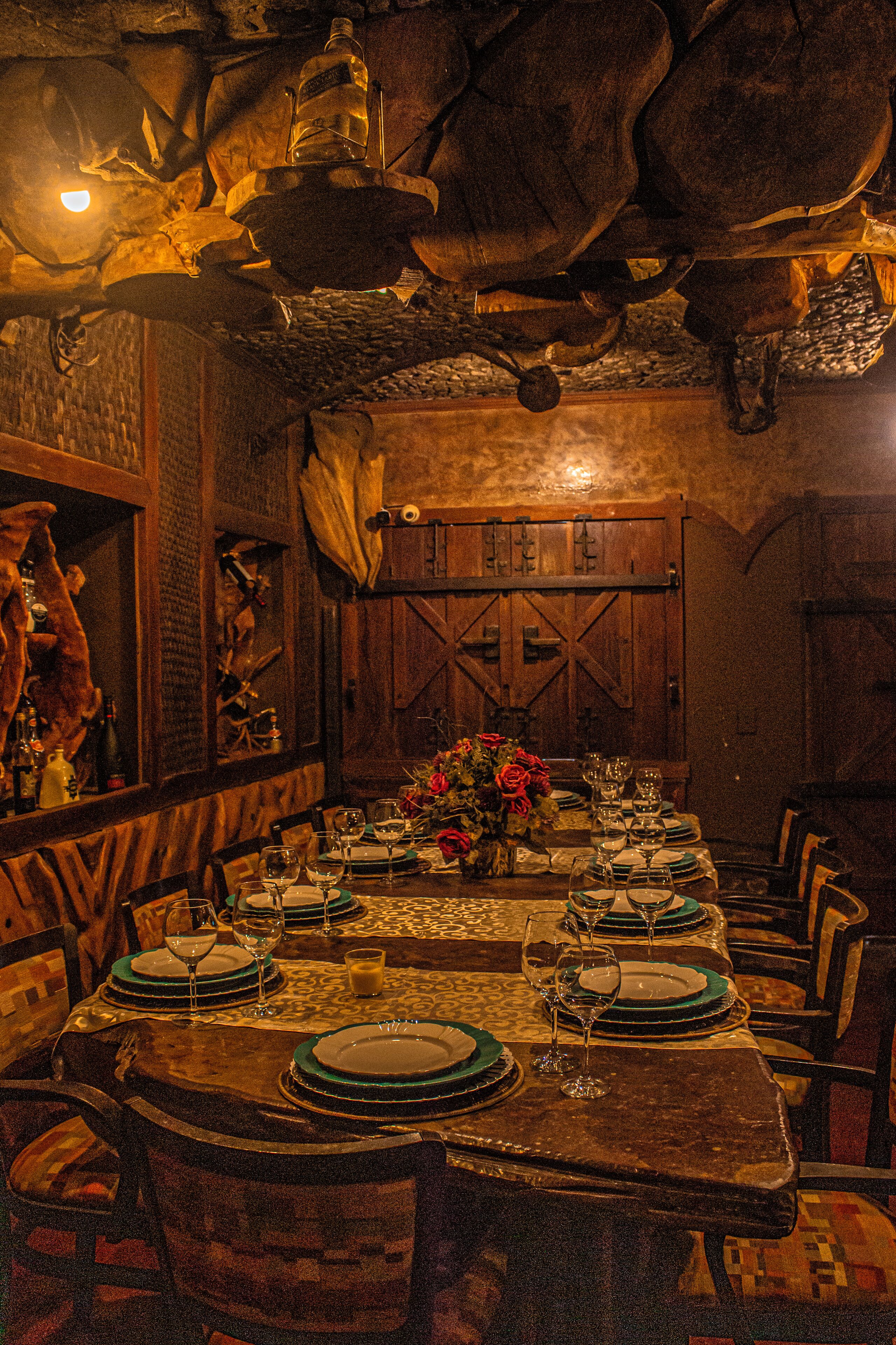 2 restaurants, international cuisine