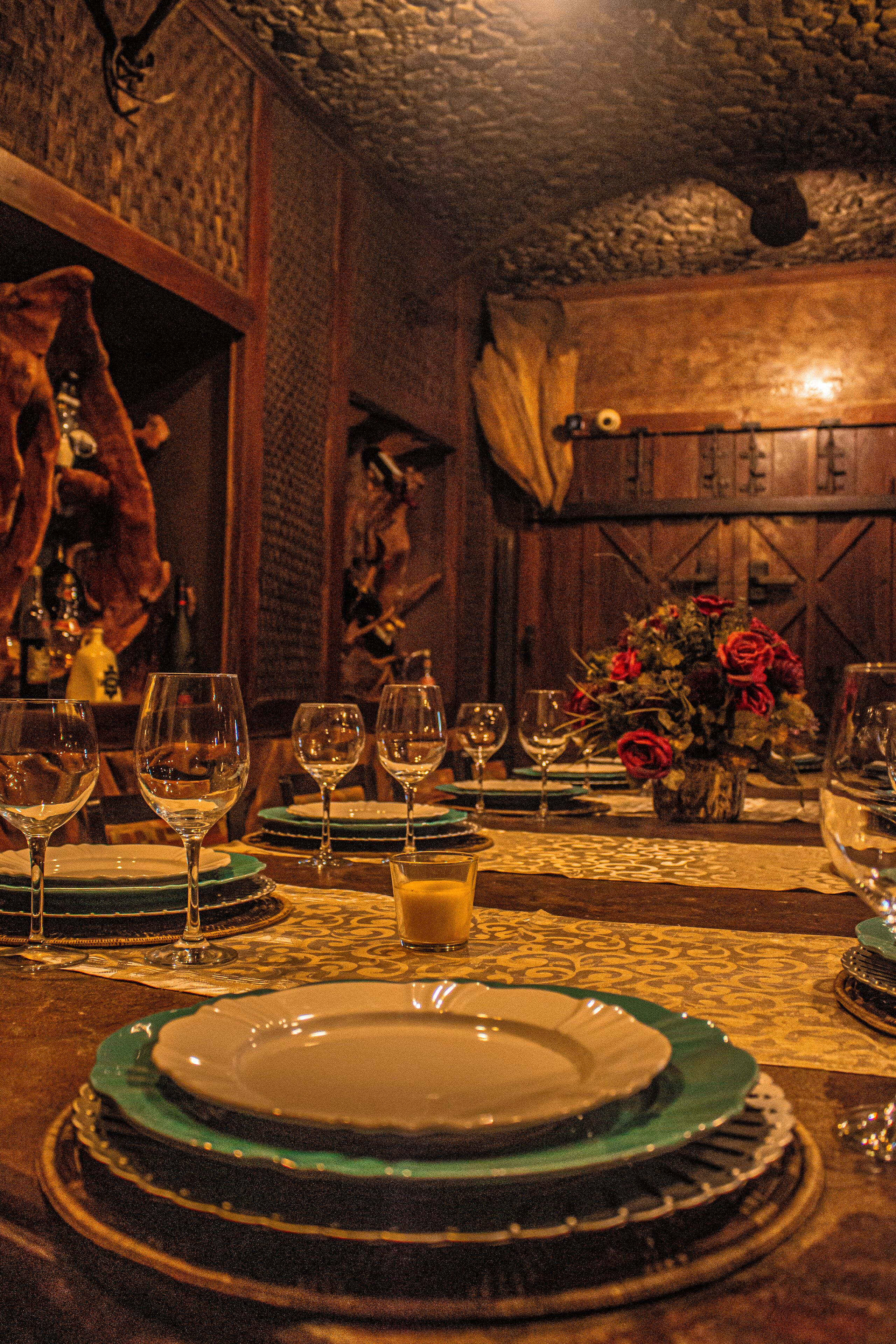 2 restaurants, international cuisine