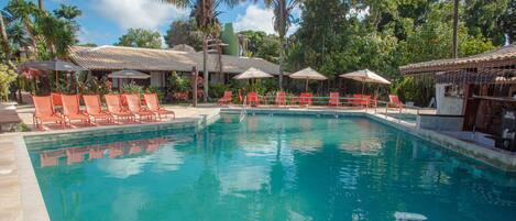 2 kolam renang terbuka, payung kolam, kerusi lepak pantai