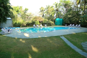 야외 수영장, 수영장 파라솔, 일광욕 의자