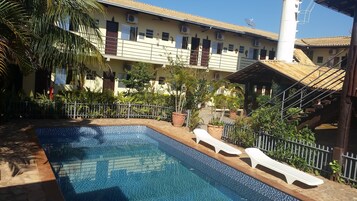 Piscina externa, espreguiçadeiras