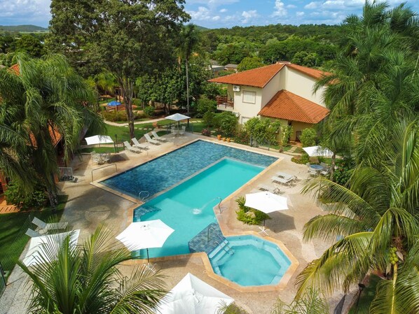 Piscina interna, piscina externa, guarda-sóis
