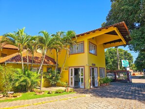 A yellow building with a tiled roof, a reception area, and a sign indicating a restaurant. - Hotel Pousada Aguas de Bonito (Bonito)