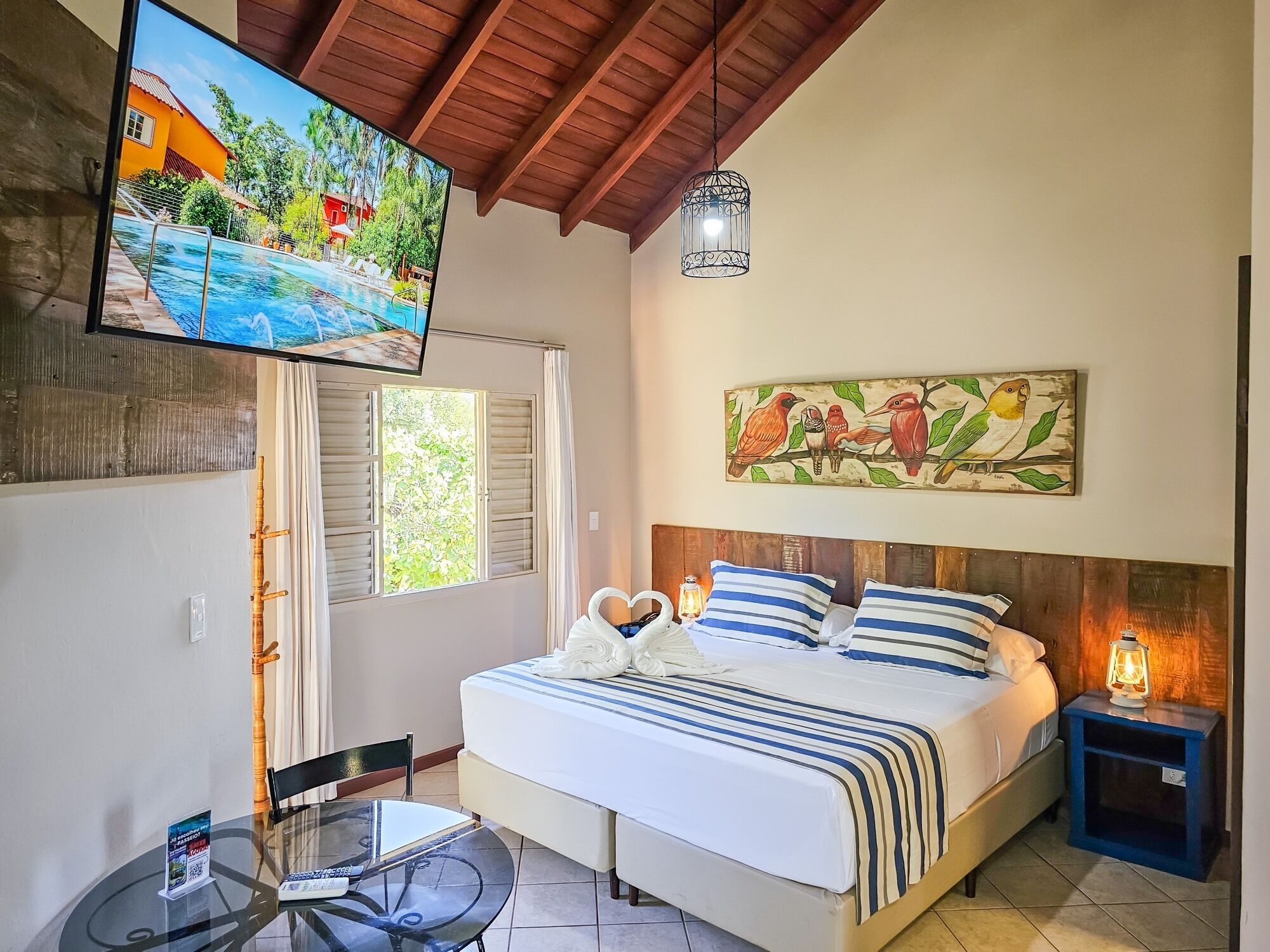 Quarto superior, vários quartos | Frigobar, cofres nos quartos, escrivaninha, Wi-Fi de cortesia