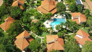 Piscina interna, piscina externa, guarda-sóis