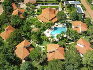 Piscine intérieure, piscine extérieure, parasols