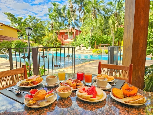 Café da manhã completo grátis todos os dias