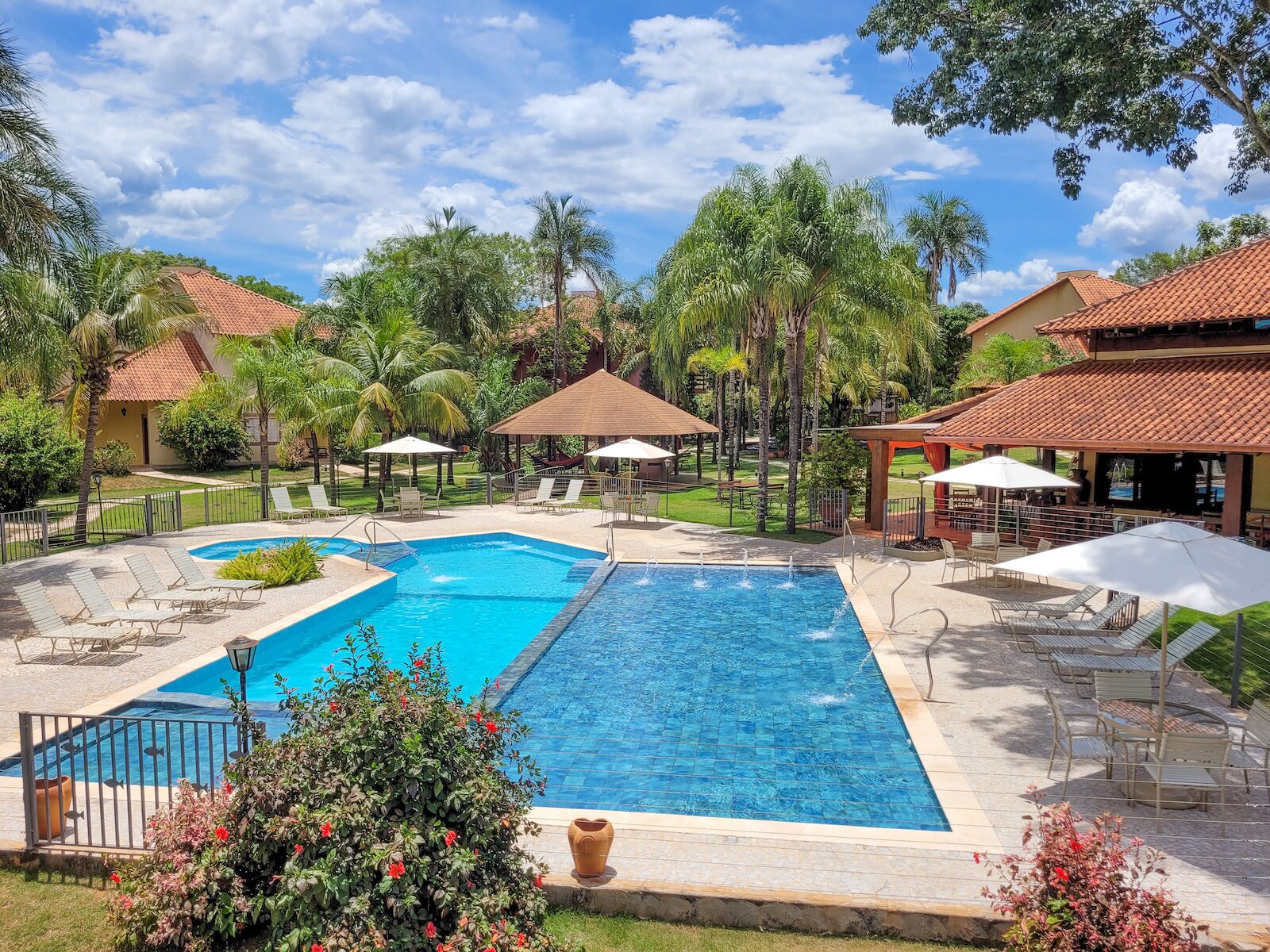 室内游泳池，室外游泳池，池畔遮阳伞