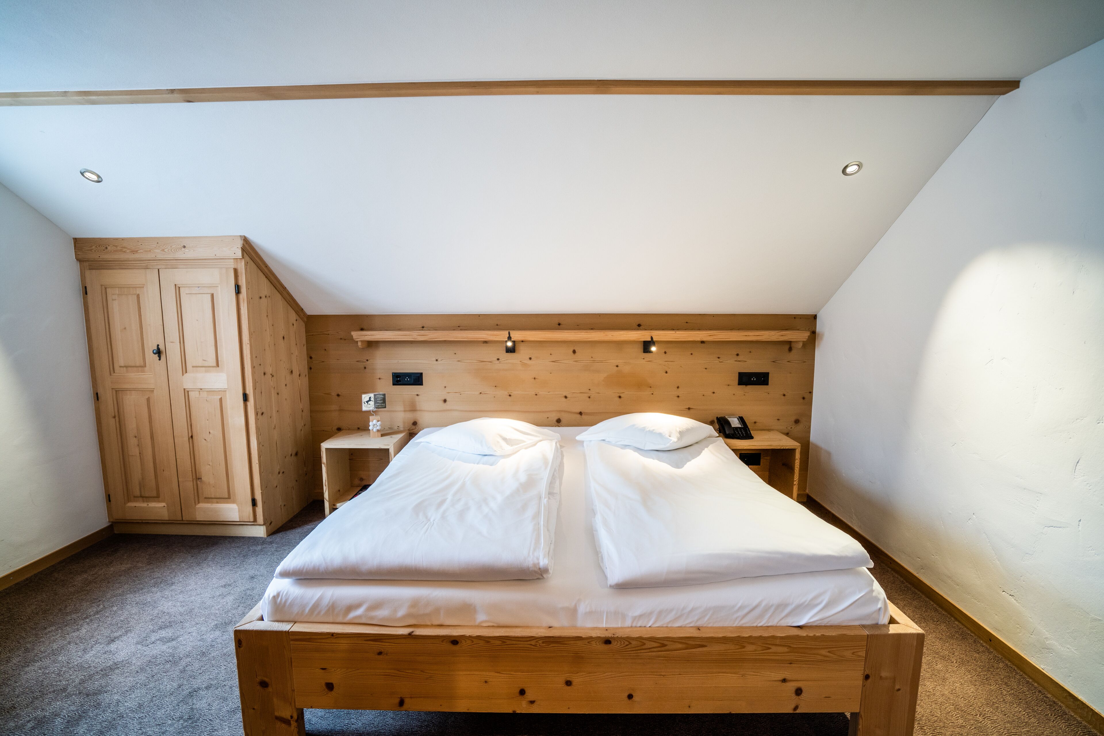 standard double room | living area | tv