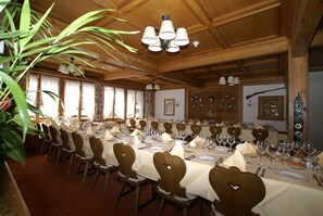 2 restaurants, spécialités Cuisine locale