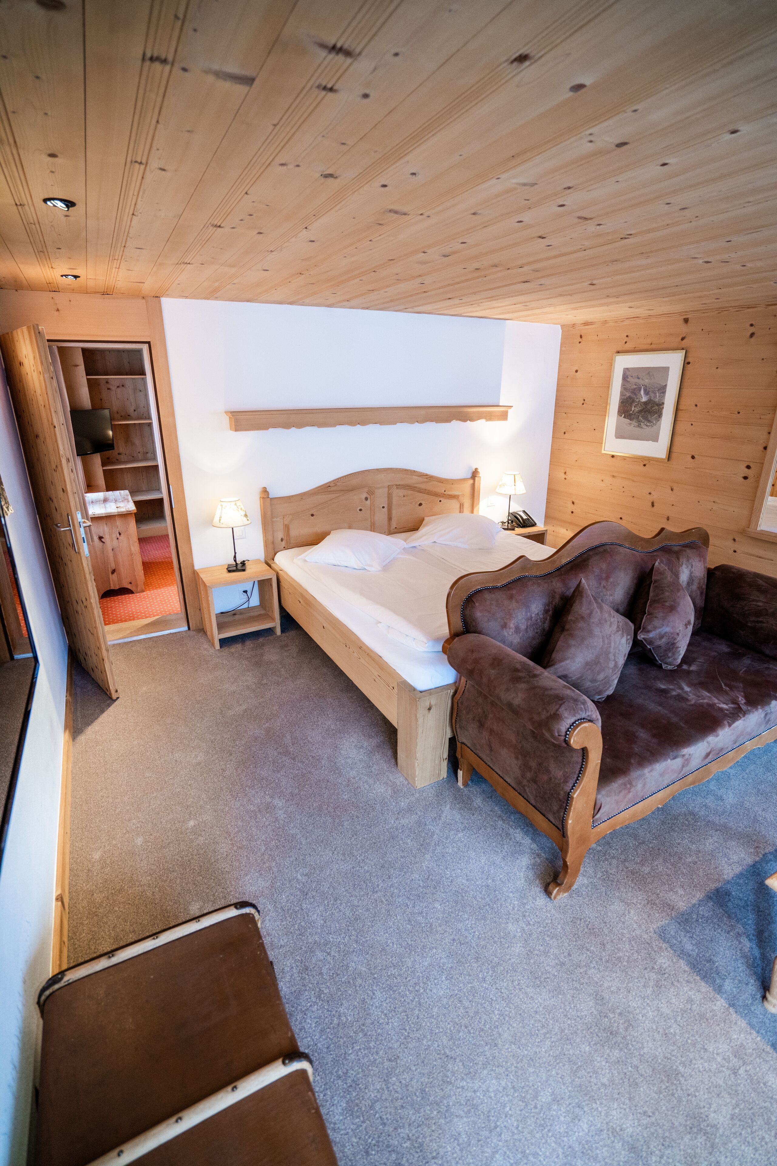 standard double room | living area | tv