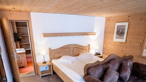 Standard Double Room | Living area | TV - Posthotel Rössli (Saanen)