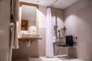Junior Double Room | Bilik Mandi | Pengering rambut, tuala disediakan 