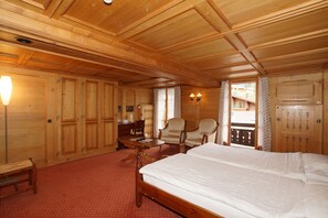 Superior Double Room, Balcony | Minibar, in-room safe, desk, soundproofing - Posthotel Rössli (Saanen)