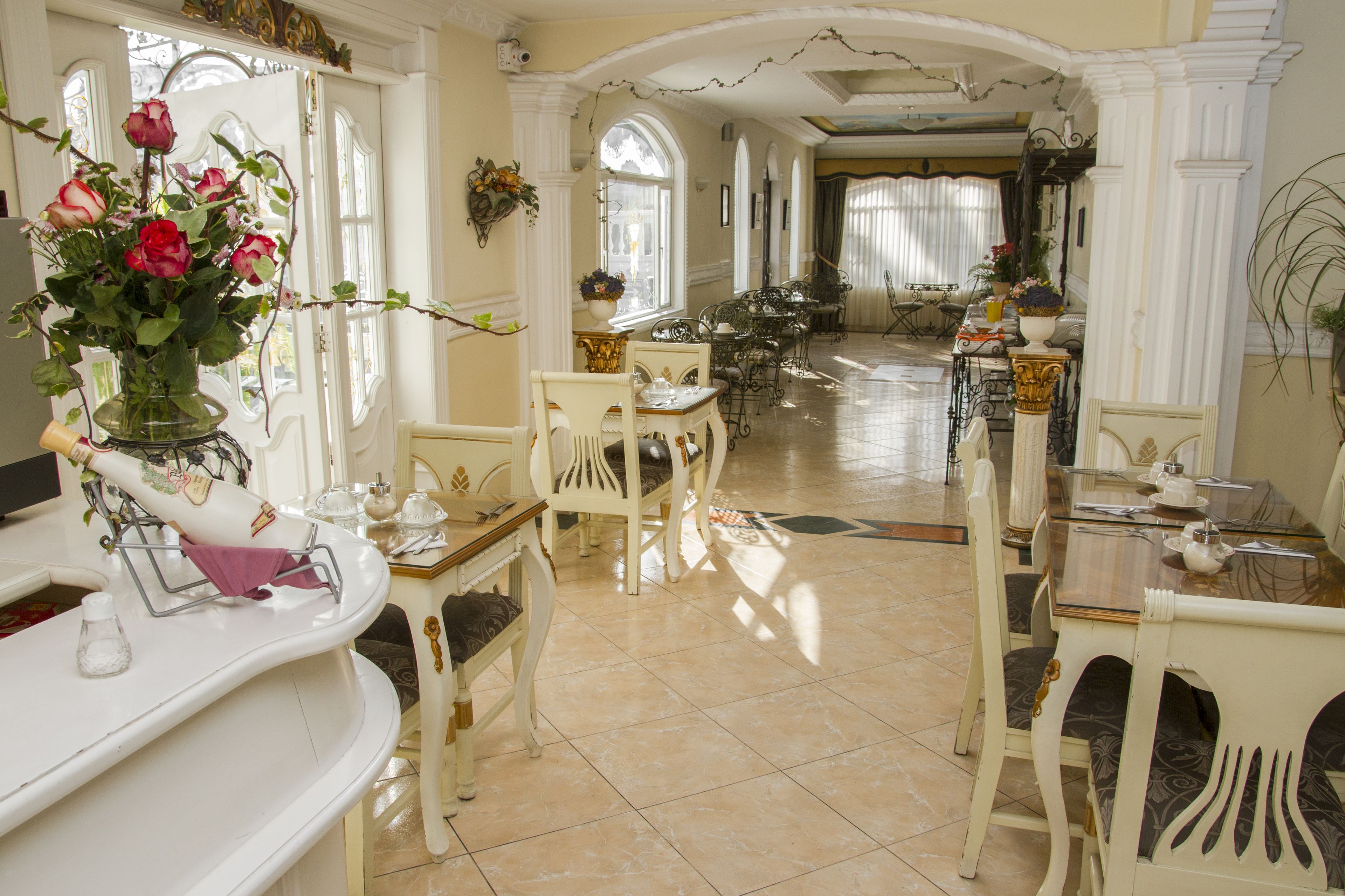 free daily full breakfast