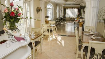Desayuno completo incluido todos los días