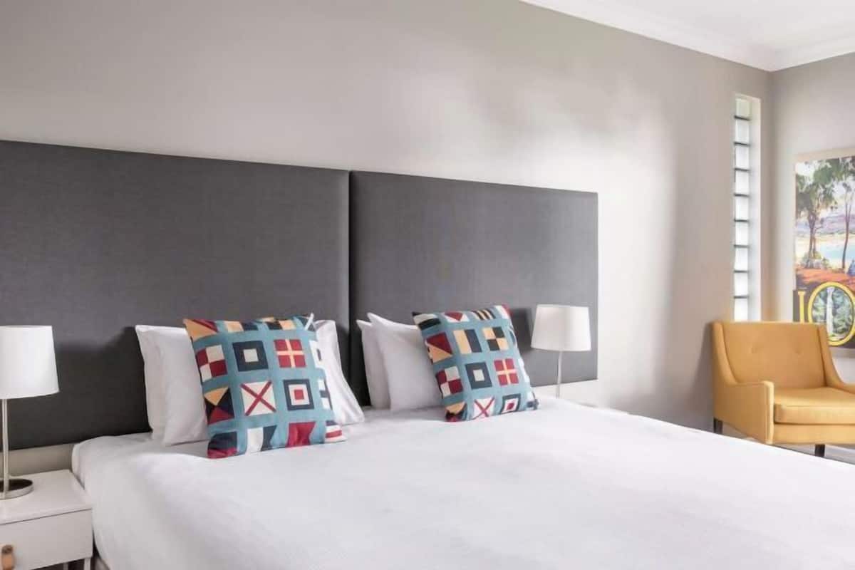 1 bedroom, in-room safe, desk, iron/ironing board