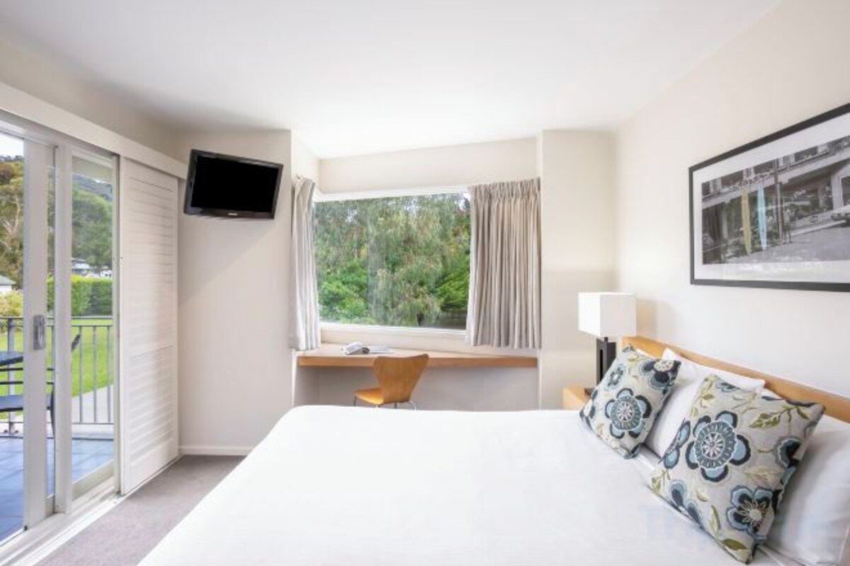 In-room safe, desk, iron/ironing board, cribs (surcharge)