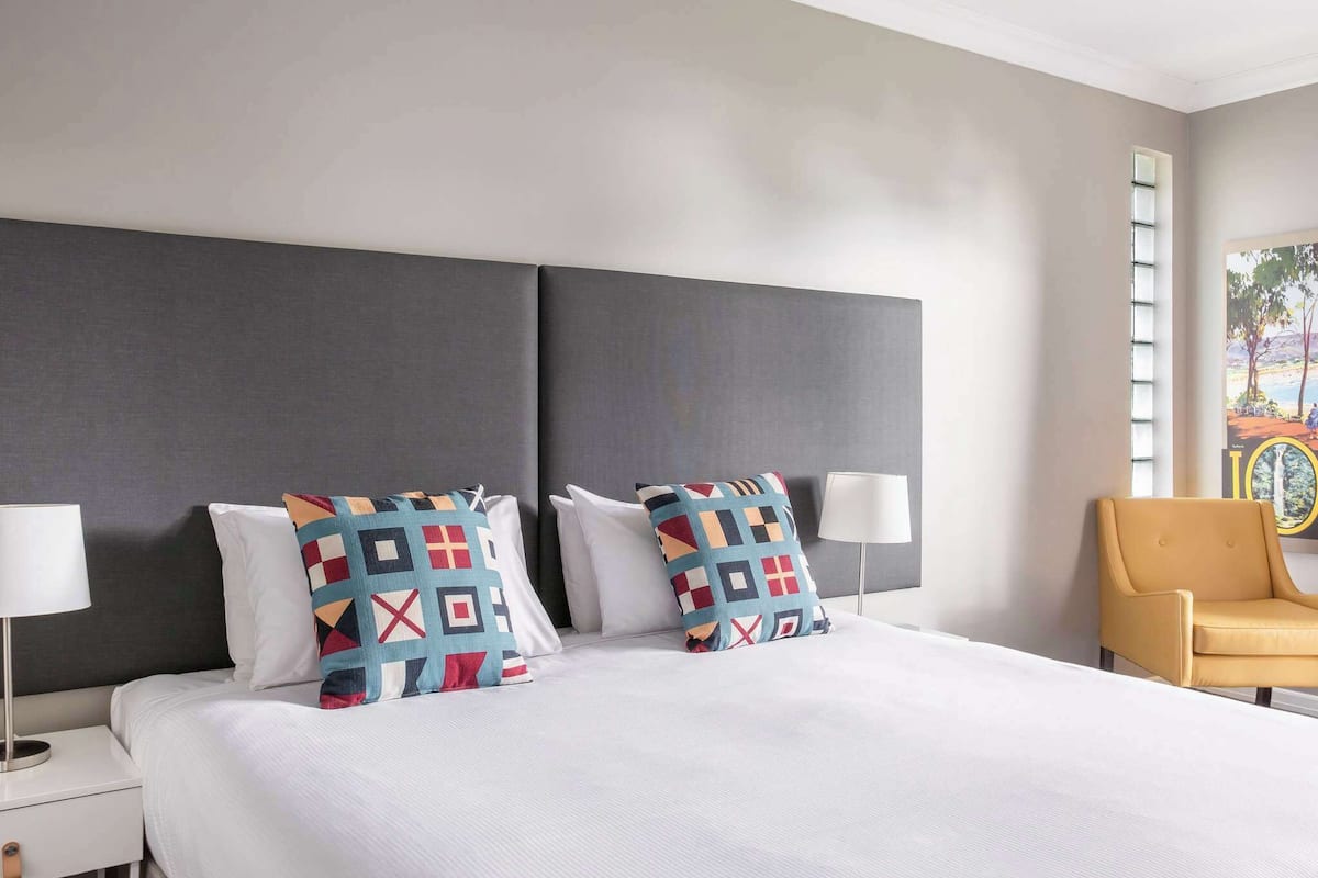 Rom, 1 dobbeltseng | Safe på rommet, skrivebord, strykejern/-brett og barnesenger