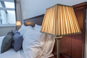 Een bureau, een strijkplank/strijkijzer, gratis wifi, beddengoed