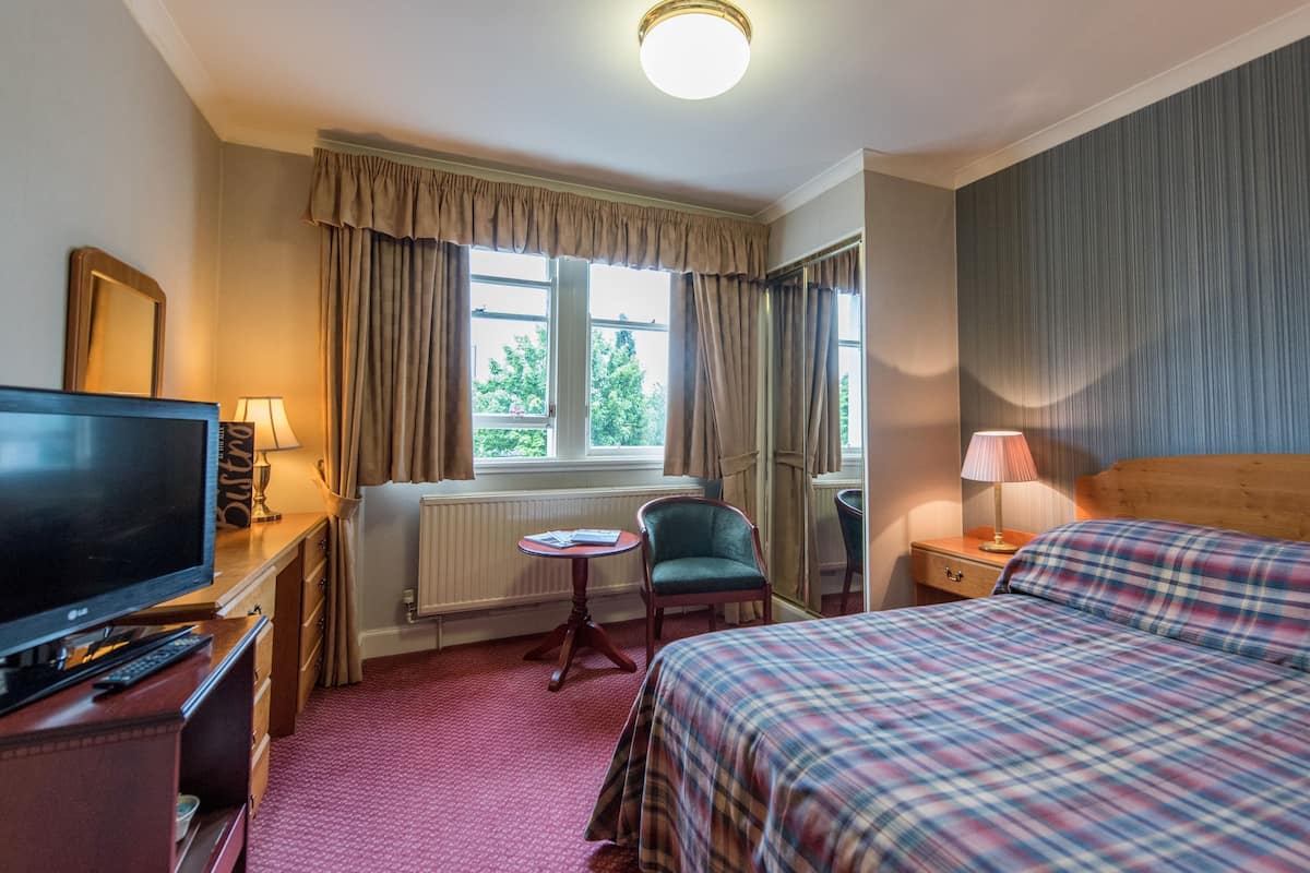 Desk, iron/ironing board, free WiFi, bed sheets