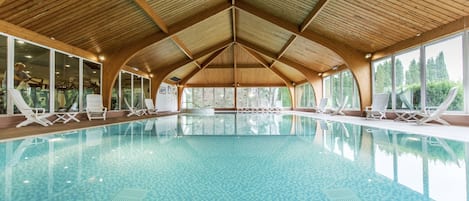 Indoor pool, sun loungers