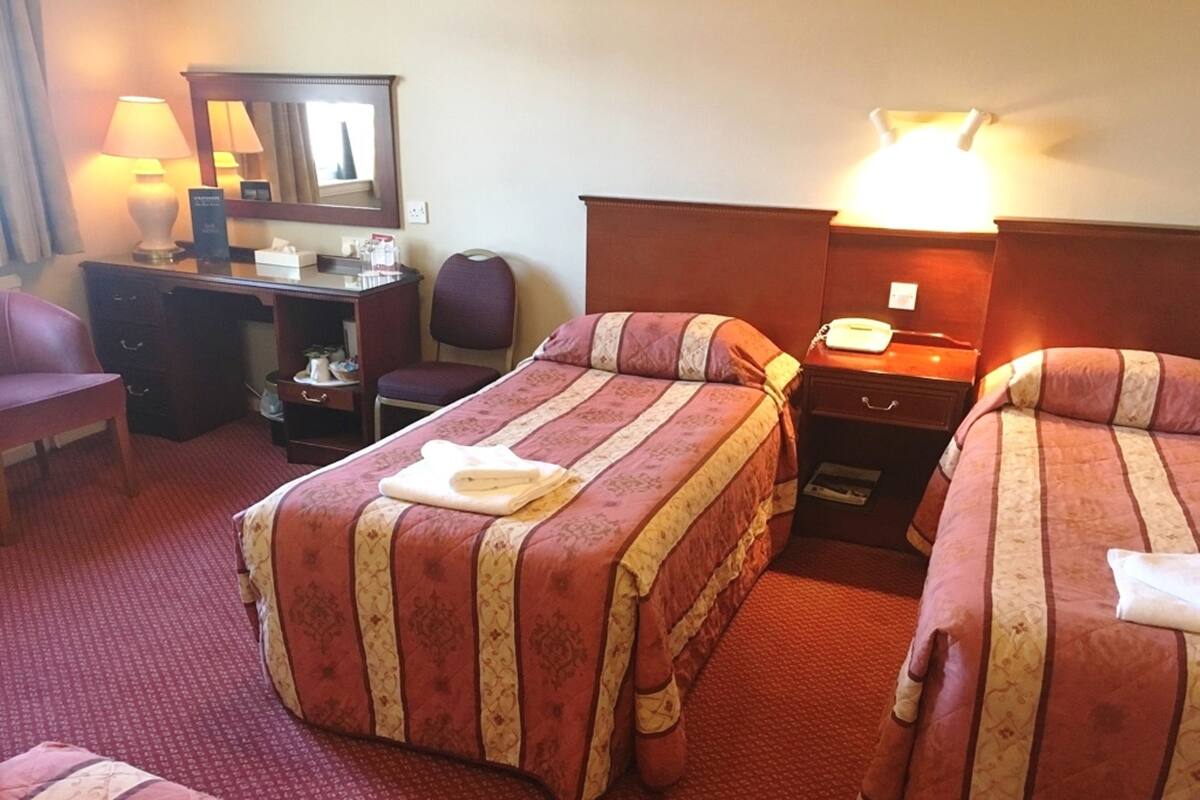 Triple Room | Desk, iron/ironing board (on request), WiFi (free), bed sheets