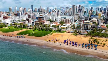 Frigobar, cofres nos quartos, escrivaninha
