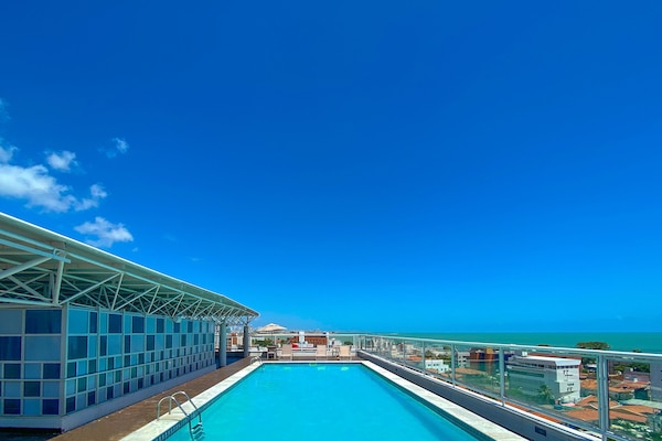 Una piscina al aire libre, tumbonas