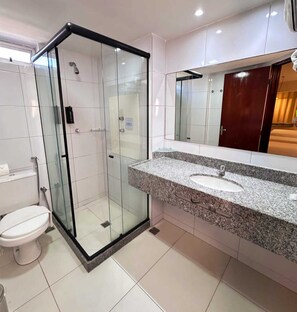 Shower, hair dryer, bidet, towels - Hotel Caiçara João Pessoa (João Pessoa)