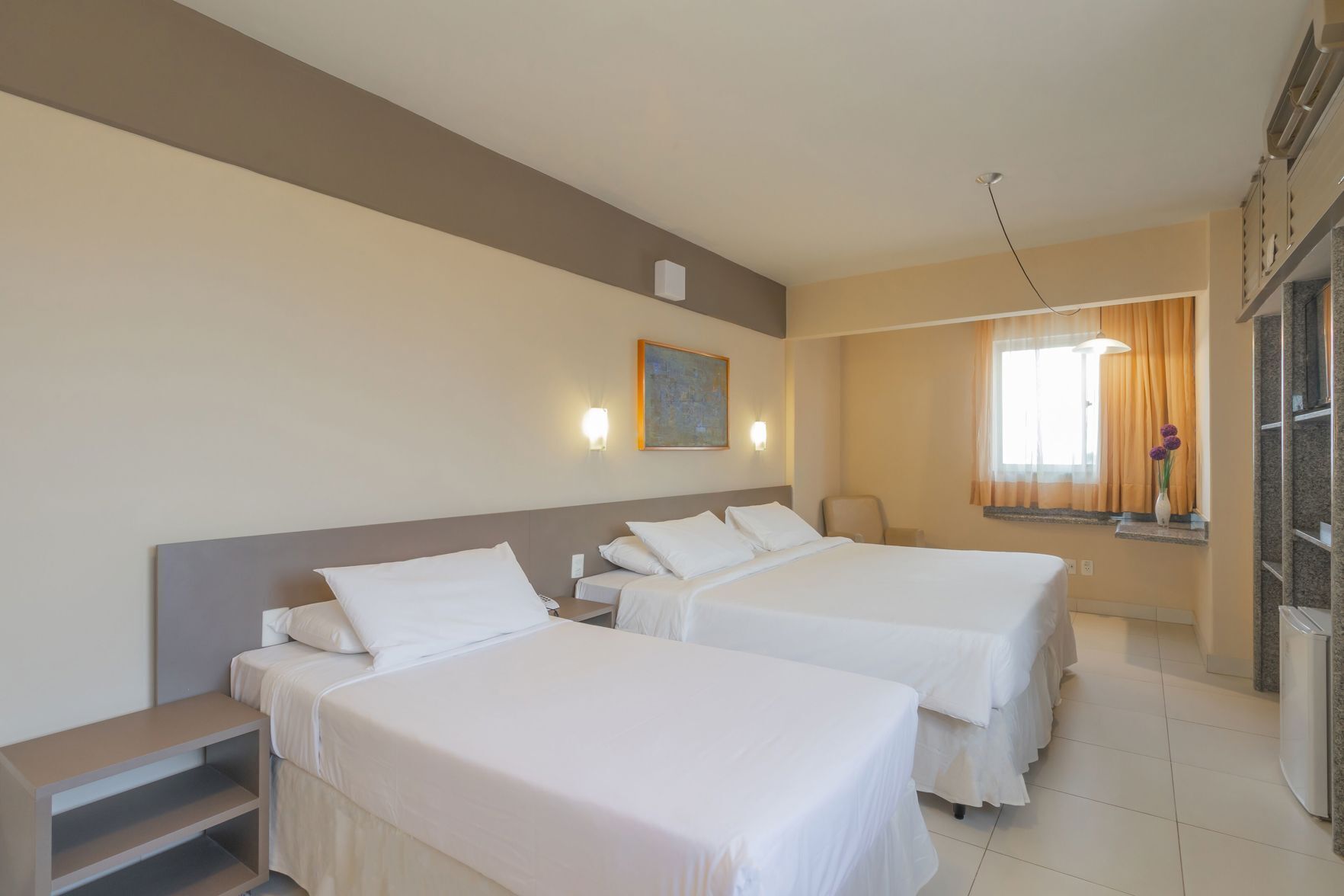 迷你吧、客房内保险箱、办公桌、笔记本电脑工作区