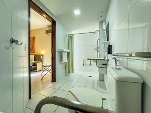 Standard Double Room with Balcony | Bathroom | Shower, hair dryer, bidet, towels - Hotel Caiçara João Pessoa (João Pessoa)