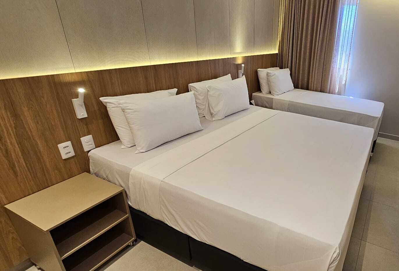 Habitación triple Deluxe | Minibar, caja fuerte, escritorio y espacio para trabajar con un portátil