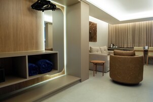 Suite Deluxe | Minibar, una cassaforte in camera, una scrivania, postazione laptop