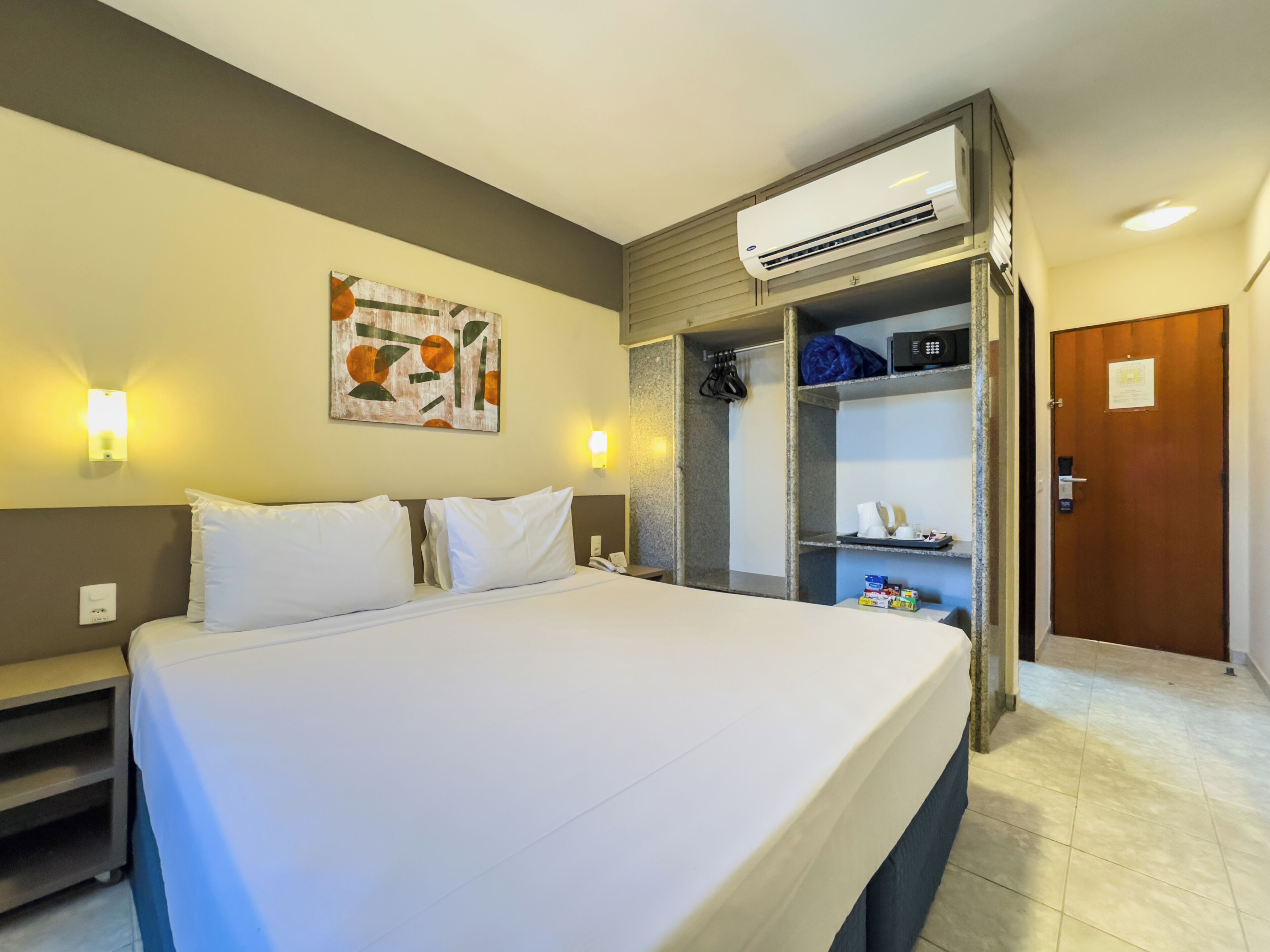 Standard-Doppelzimmer, Stadtblick | Minibar, Zimmersafe, Schreibtisch, laptopgeeigneter Arbeitsplatz