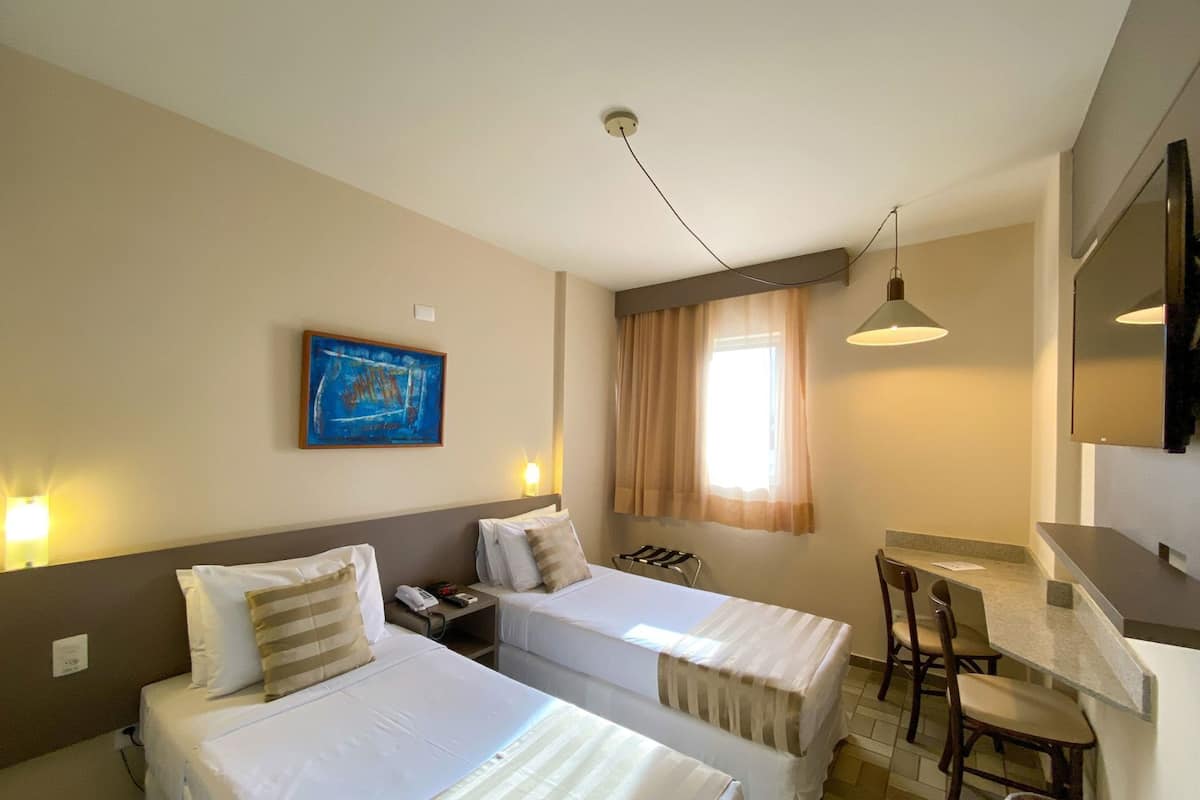 Frigobar, cofres nos quartos, escrivaninha